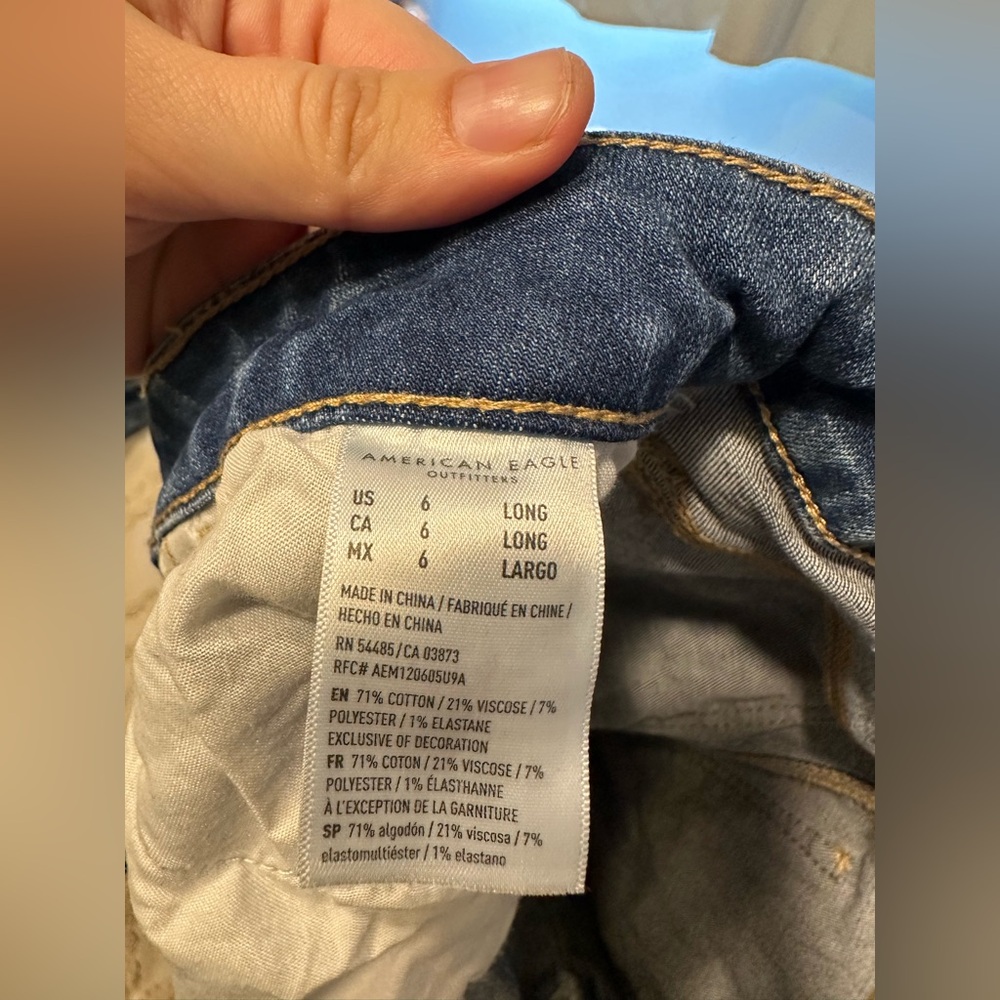American Eagle Outfitters women’s high-rise ripped jegging 6 Long. Never worn. - Picture 3 of 3